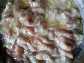 4、传统鱼香肉丝,分二次加盐,加入蛋清、淀粉和生油拌匀肉丝。