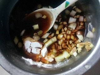 6、传统鱼香肉丝,加入一勺料酒,二勺三抽,三勺白糖,四勺米醋,五勺清水,少量淀粉拌匀。