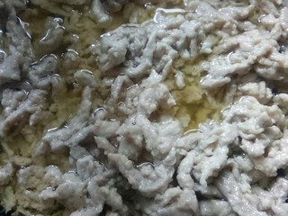 7、传统鱼香肉丝,肉丝过油。