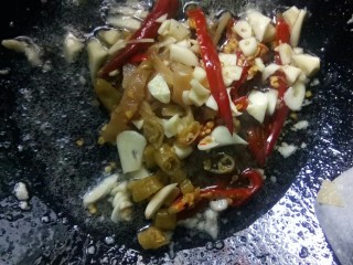 8、传统鱼香肉丝,炒锅倒油,放葱姜蒜炒香后,加泡海椒炒香。