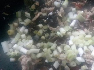 11、传统鱼香肉丝,加木耳丝,笋丝炒香后,放葱白。