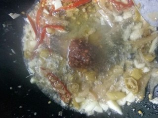 9、传统鱼香肉丝,加豆瓣酱炒香。