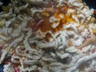 10、传统鱼香肉丝,放肉丝炒香。