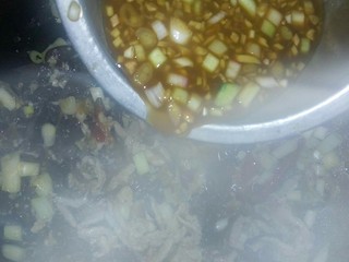 12、传统鱼香肉丝,锅中淋入碗芡汁。