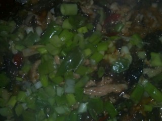 13、传统鱼香肉丝,加入葱青后,起锅。