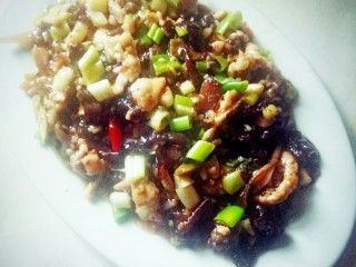 14、传统鱼香肉丝,装入盘中。