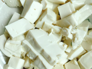 1、红烧豆腐,豆腐切块备用