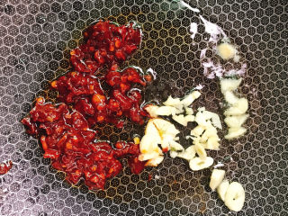 4、红烧豆腐,小蒜末和豆瓣酱