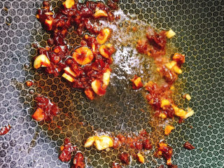 5、红烧豆腐,炒出红油色