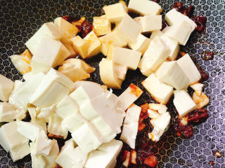 6、红烧豆腐,放入豆腐