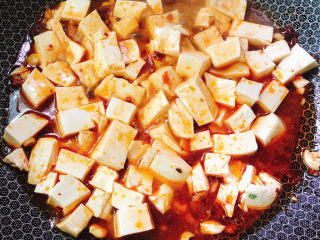 7、红烧豆腐,加入适量清水