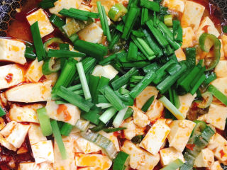 11、红烧豆腐,放韭菜段