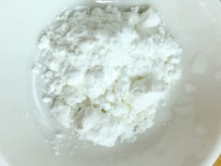 13、红烧豆腐,生粉放入容器中