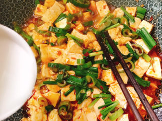 16、红烧豆腐,倒入豆腐中