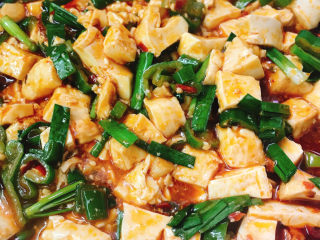 17、红烧豆腐,加入酱油翻拌均匀