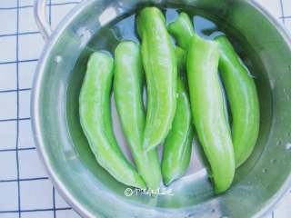 1、虎皮青椒,青椒清理干净,我比较怕辣,所以青椒籽和里面的筋都处理掉了。