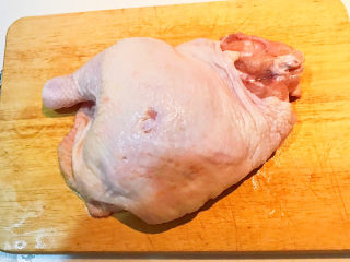 1、麻辣干锅鸡,把半个鸡清洗干净