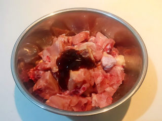 5、麻辣干锅鸡,加入蚝油