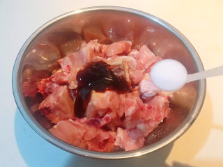 6、麻辣干锅鸡,加入精盐