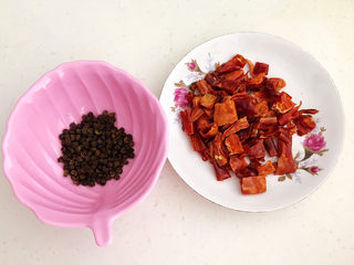 9、麻辣干锅鸡,花椒粒和干红辣椒段