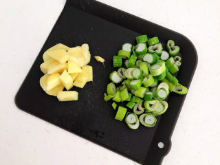 10、麻辣干锅鸡,鲜姜切成小片，大葱切成葱花