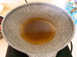 13、麻辣干锅鸡,炒锅烧热后加入菜籽油