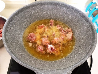 14、麻辣干锅鸡,油烧热后加入鸡块，鸡块炸至定型