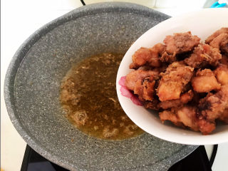 16、麻辣干锅鸡,把锅里的菜籽油继续加热