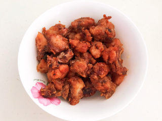 18、麻辣干锅鸡,把炸好的鸡块捞出来