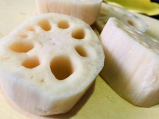 2、糖醋藕丁,先切大块；