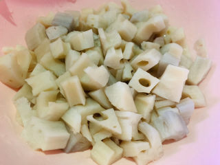 7、糖醋藕丁,沥水，待用；