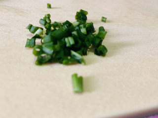 8、糖醋藕丁,葱切粒；