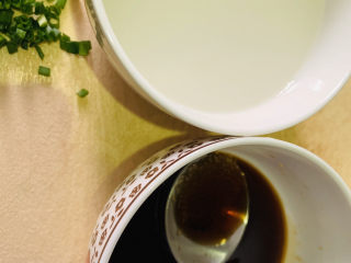 14、糖醋藕丁,搅拌均匀料汁，1勺淀粉加些清水调成水淀汁；