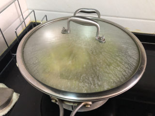 18、豆芽炒粉条,加盖，小火焖煮五分钟左右