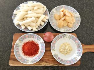 1、芝士辣烤年糕,准备食材：750g年糕+1个洋葱+200g鲜贝，再备好白芝麻和韩国辣椒粉（喜欢辣的亲们可以换四川辣椒粉，那叫够劲????），