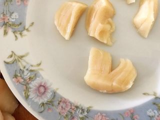 5、芝士辣烤年糕,我们先将鲜贝撕成小块，