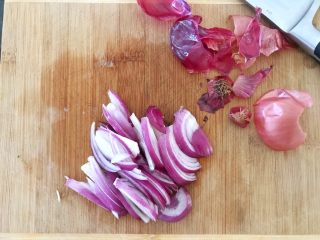 6、芝士辣烤年糕,洋葱去皮切两头，然后切成丝，现在我们可以预热烤箱喽200度哈。