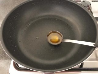 7、芝士辣烤年糕,接下来，开大火，加入1汤勺的橄榄油，