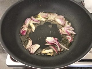 8、芝士辣烤年糕,油温5成热时，把洋葱加进来，煸炒出香味，