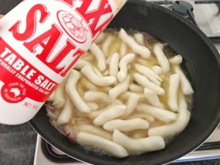 11、芝士辣烤年糕,调入少许盐，