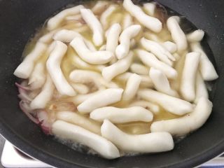 10、芝士辣烤年糕,水开后，加入年糕，