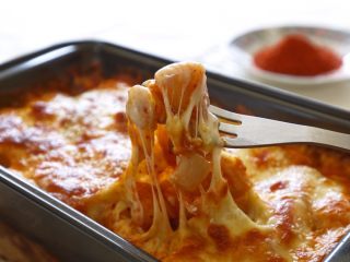 19、芝士辣烤年糕,叉子一挑，年糕带着芝士和鲜贝都出来了，赶紧吃吧????????