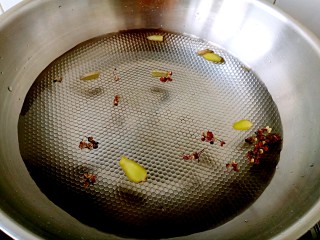 4、口水鸡,鸡腿处理好后，锅中放水，加花椒、姜块煮开。