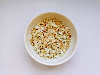 7、口水鸡,准备好适量的花生碎。