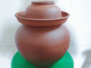 1、自然发酵泡菜,泡泡菜首先就是要选个好泡菜坛子！最好选用这种四川生产的无釉泥土坛，最原始，泡出来的泡菜越香！