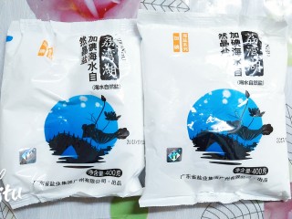 3、自然发酵泡菜,准备适量的盐放下去搅拌至融化！我这实际只用了一包多一点点，大概一包半的量！