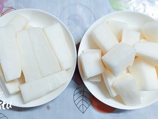 4、自然发酵泡菜,把白萝卜买回来洗干净切成这么大小的块！然后放阳台上去沥干水份，一定要彻底把水分沥干哦！