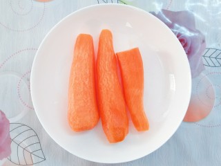 5、自然发酵泡菜,胡萝卜买回来洗干净，去皮，也放阳台沥干！