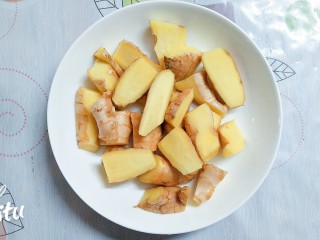 6、自然发酵泡菜,买回来的老姜清洗干净泥沙，对半切！也放阳台沥干水份！