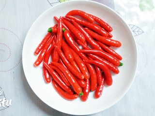 7、自然发酵泡菜,指天椒买回来洗干净去蒂，放阳台彻底沥干水份！